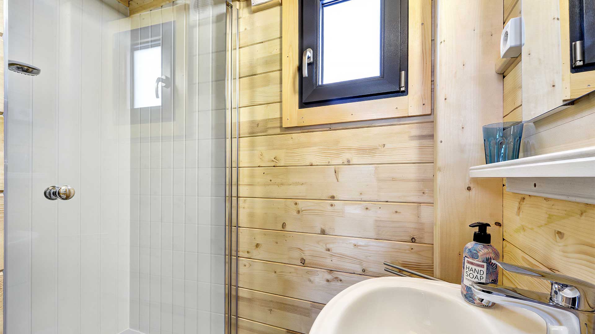 Chalet Duplex 6 personnes : Salle de bain - Location de chalet à Briançon